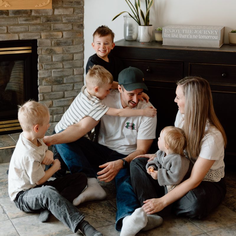 In-home family photos. Children playing with their parents photos. Fun family photo ideas. Séance photo famille à domicile à Montréal. Photographe famille Montréal. Montreal in-home family session. Montreal family photographer.