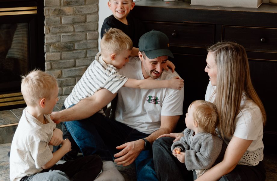 In-home family photos. Children playing with their parents photos. Fun family photo ideas. Séance photo famille à domicile à Montréal. Photographe famille Montréal. Montreal in-home family session. Montreal family photographer.