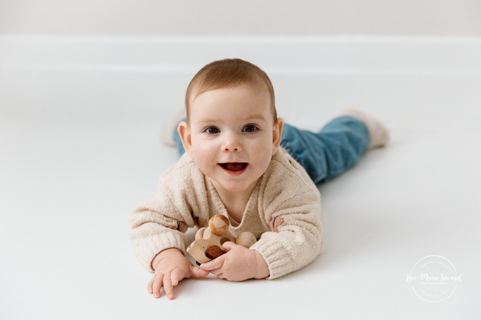 Milestone baby photos. Sitter photos. Six-month-old baby photos. Minimalist baby photos. In-studio baby photos. Baby photos with white floor. Séance photo bébé à Montréal. Photographe bébé Montréal. Montreal baby photoshoot. Montreal baby photographer.