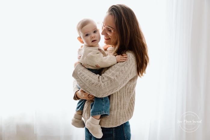 Mommy and me photoshoot. Minimalist family photos. In-studio family photos. Family photos with white floor. Séance photo mère-fille à Montréal. Photographe famille Montréal. Montreal mother-daughter photoshoot. Montreal family photographer.
