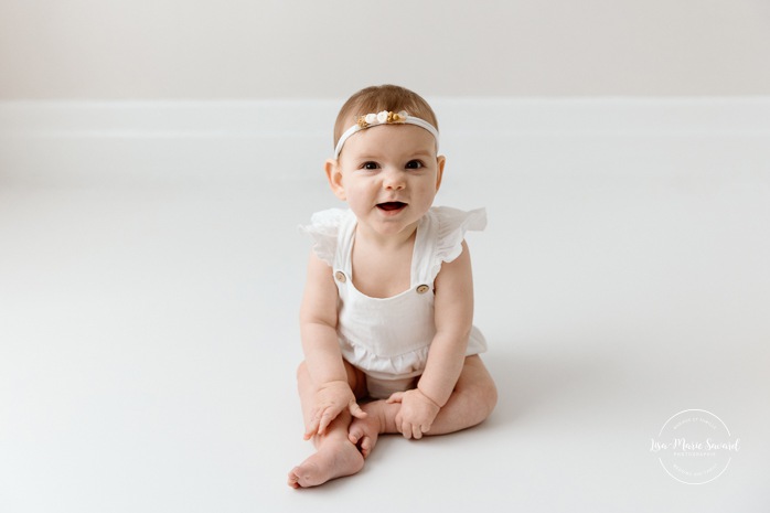 Milestone baby photos. Sitter photos. Six-month-old baby photos. Minimalist baby photos. In-studio baby photos. Baby photos with white floor. Séance photo bébé à Montréal. Photographe bébé Montréal. Montreal baby photoshoot. Montreal baby photographer.