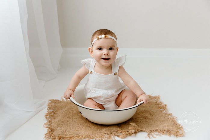 Milestone baby photos. Sitter photos. Six-month-old baby photos. Minimalist baby photos. In-studio baby photos. Baby photos with white floor. Séance photo bébé à Montréal. Photographe bébé Montréal. Montreal baby photoshoot. Montreal baby photographer.