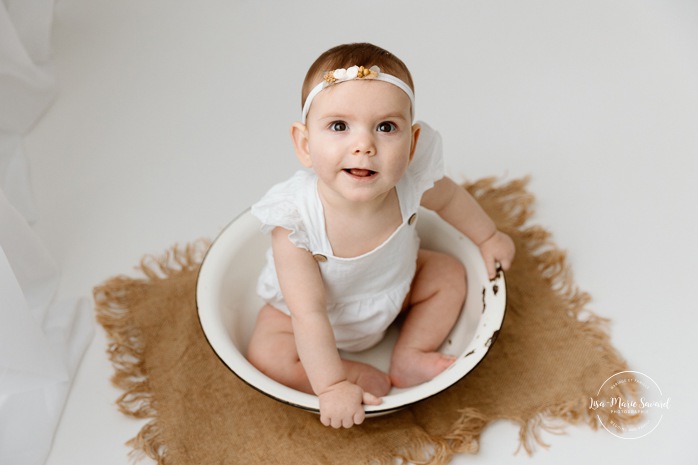 Milestone baby photos. Sitter photos. Six-month-old baby photos. Minimalist baby photos. In-studio baby photos. Baby photos with white floor. Séance photo bébé à Montréal. Photographe bébé Montréal. Montreal baby photoshoot. Montreal baby photographer.