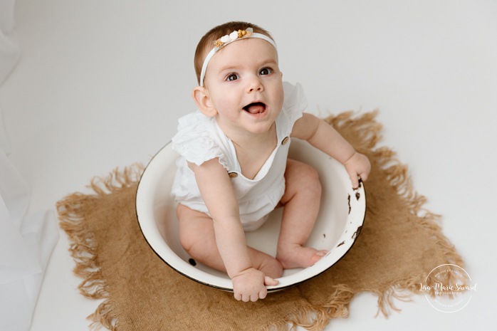 Milestone baby photos. Sitter photos. Six-month-old baby photos. Minimalist baby photos. In-studio baby photos. Baby photos with white floor. Séance photo bébé à Montréal. Photographe bébé Montréal. Montreal baby photoshoot. Montreal baby photographer.