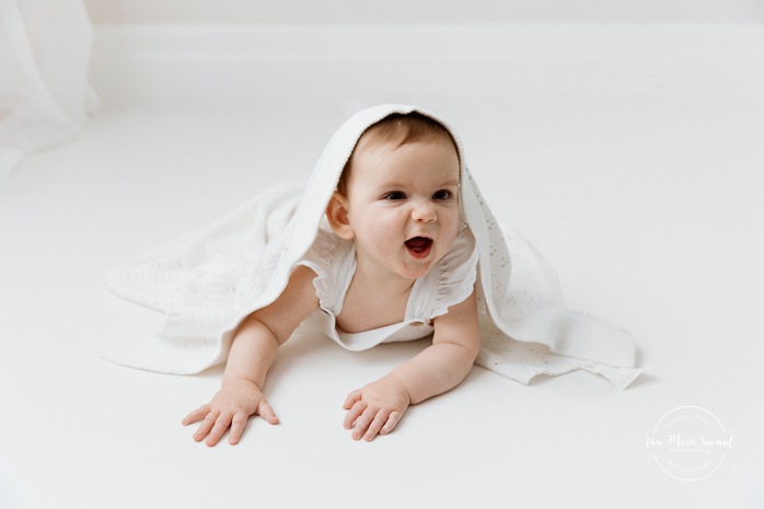 Milestone baby photos. Sitter photos. Six-month-old baby photos. Minimalist baby photos. In-studio baby photos. Baby photos with white floor. Séance photo bébé à Montréal. Photographe bébé Montréal. Montreal baby photoshoot. Montreal baby photographer.