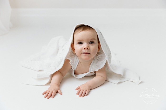 Milestone baby photos. Sitter photos. Six-month-old baby photos. Minimalist baby photos. In-studio baby photos. Baby photos with white floor. Séance photo bébé à Montréal. Photographe bébé Montréal. Montreal baby photoshoot. Montreal baby photographer.