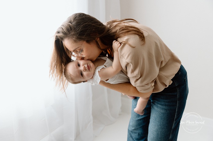 Mommy and me photoshoot. Minimalist family photos. In-studio family photos. Family photos with white floor. Séance photo mère-fille à Montréal. Photographe famille Montréal. Montreal mother-daughter photoshoot. Montreal family photographer.