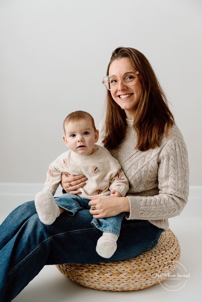 Mommy and me photoshoot. Minimalist family photos. In-studio family photos. Family photos with white floor. Séance photo mère-fille à Montréal. Photographe famille Montréal. Montreal mother-daughter photoshoot. Montreal family photographer.