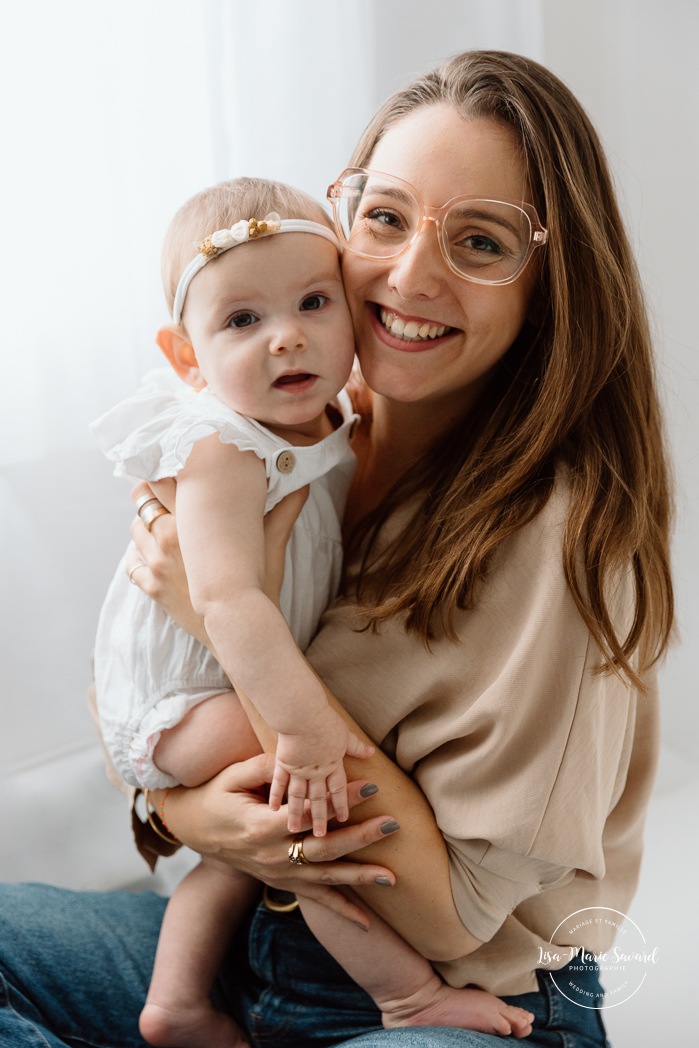Mommy and me photoshoot. Minimalist family photos. In-studio family photos. Family photos with white floor. Séance photo mère-fille à Montréal. Photographe famille Montréal. Montreal mother-daughter photoshoot. Montreal family photographer.