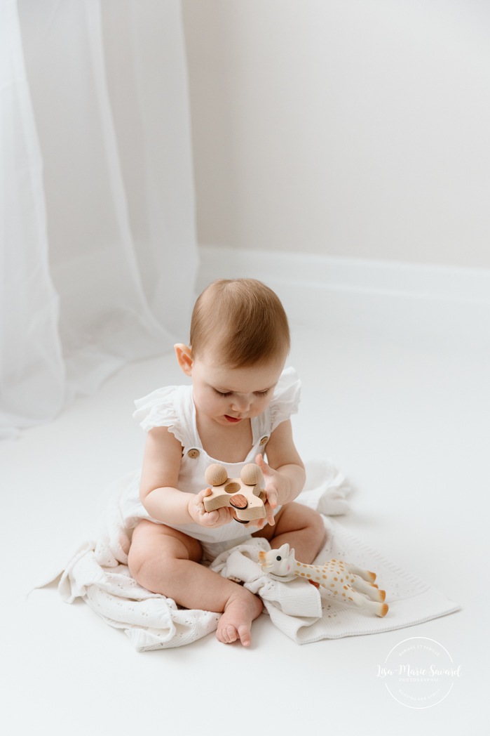 Milestone baby photos. Sitter photos. Six-month-old baby photos. Minimalist baby photos. In-studio baby photos. Baby photos with white floor. Séance photo bébé à Montréal. Photographe bébé Montréal. Montreal baby photoshoot. Montreal baby photographer.