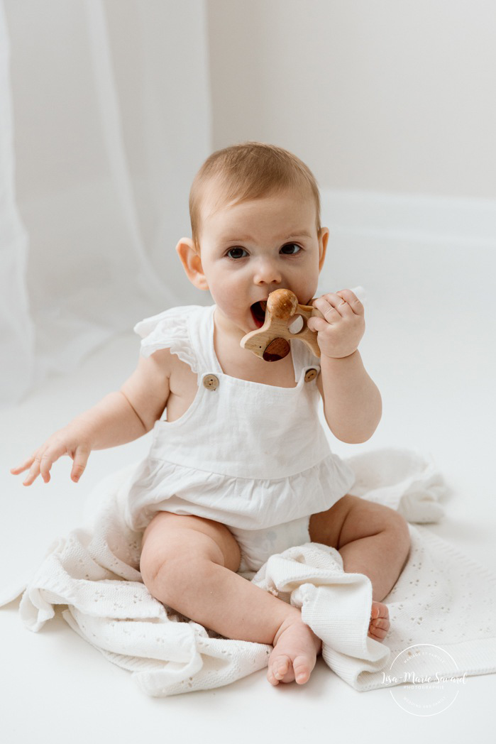 Milestone baby photos. Sitter photos. Six-month-old baby photos. Minimalist baby photos. In-studio baby photos. Baby photos with white floor. Séance photo bébé à Montréal. Photographe bébé Montréal. Montreal baby photoshoot. Montreal baby photographer.