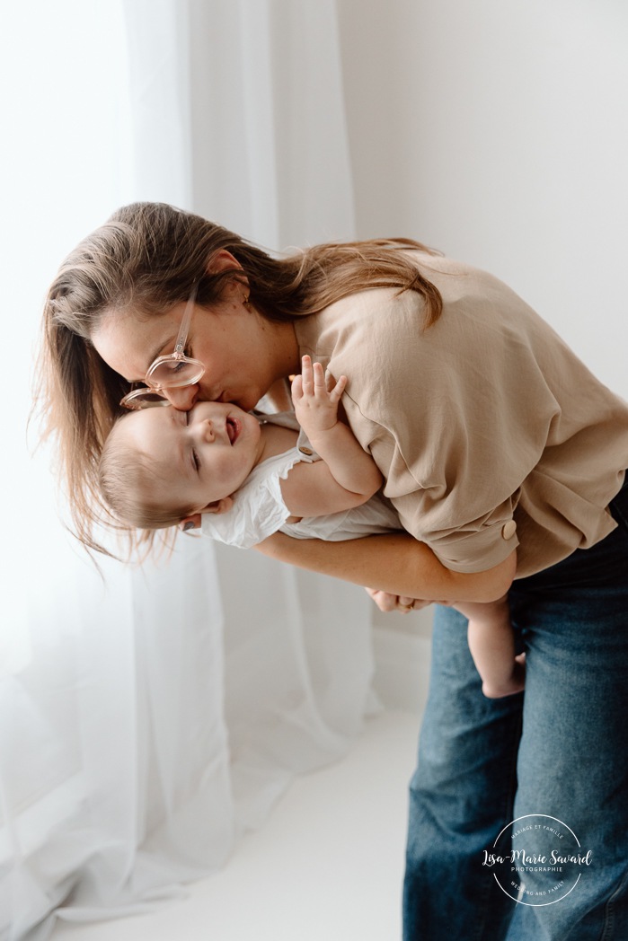 Mommy and me photoshoot. Minimalist family photos. In-studio family photos. Family photos with white floor. Séance photo mère-fille à Montréal. Photographe famille Montréal. Montreal mother-daughter photoshoot. Montreal family photographer.