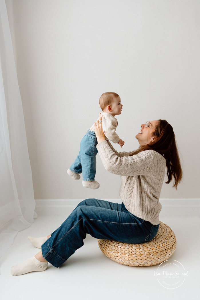 Mommy and me photoshoot. Minimalist family photos. In-studio family photos. Family photos with white floor. Séance photo mère-fille à Montréal. Photographe famille Montréal. Montreal mother-daughter photoshoot. Montreal family photographer.