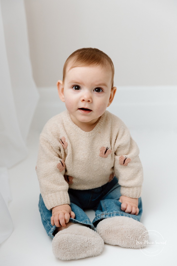 Milestone baby photos. Sitter photos. Six-month-old baby photos. Minimalist baby photos. In-studio baby photos. Baby photos with white floor. Séance photo bébé à Montréal. Photographe bébé Montréal. Montreal baby photoshoot. Montreal baby photographer.