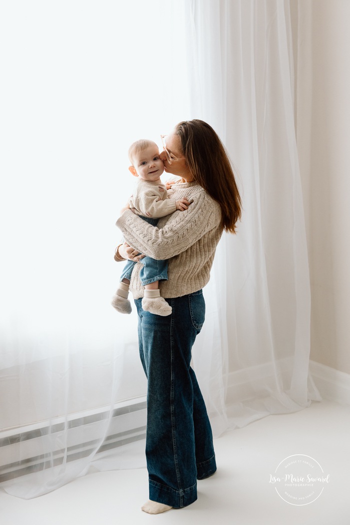 Mommy and me photoshoot. Minimalist family photos. In-studio family photos. Family photos with white floor. Séance photo mère-fille à Montréal. Photographe famille Montréal. Montreal mother-daughter photoshoot. Montreal family photographer.