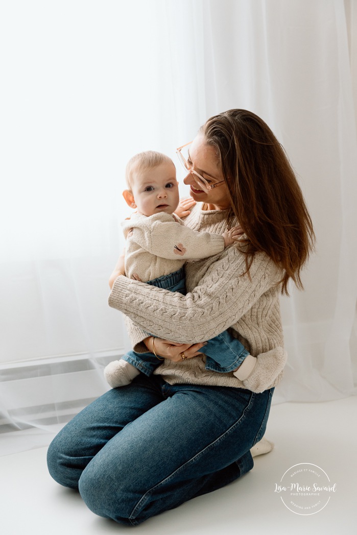 Mommy and me photoshoot. Minimalist family photos. In-studio family photos. Family photos with white floor. Séance photo mère-fille à Montréal. Photographe famille Montréal. Montreal mother-daughter photoshoot. Montreal family photographer.