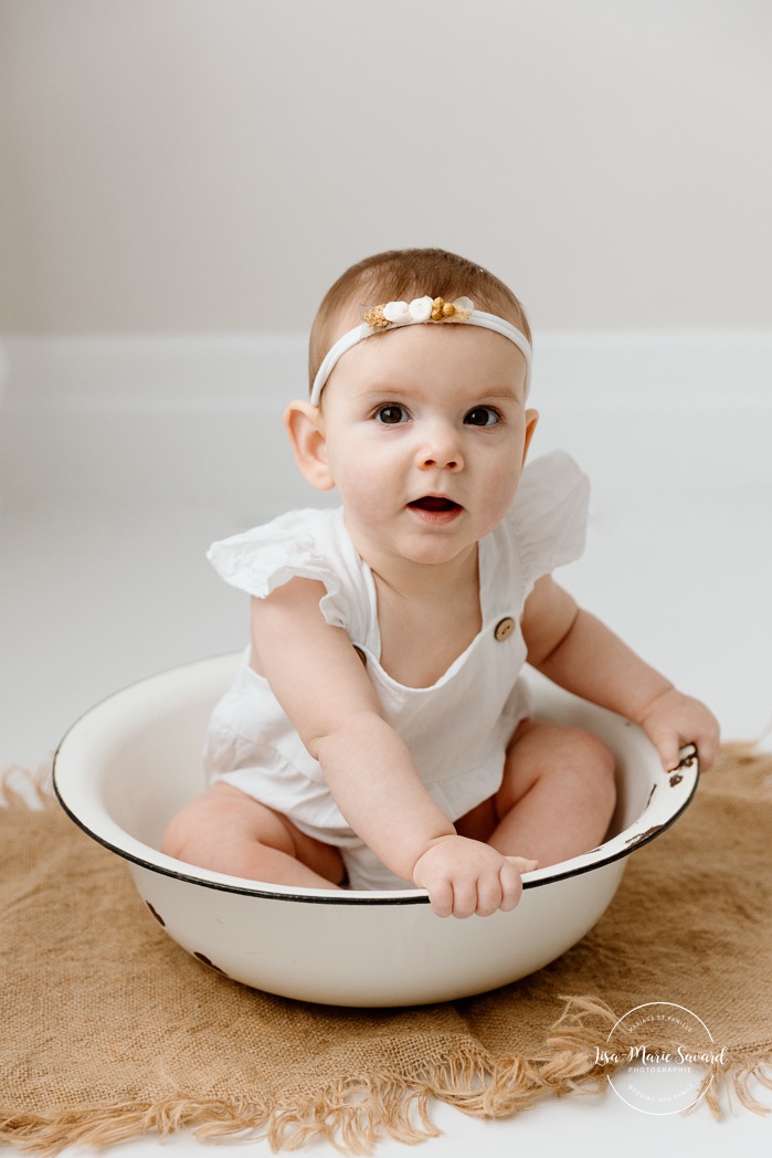 Milestone baby photos. Sitter photos. Six-month-old baby photos. Minimalist baby photos. In-studio baby photos. Baby photos with white floor. Séance photo bébé à Montréal. Photographe bébé Montréal. Montreal baby photoshoot. Montreal baby photographer.