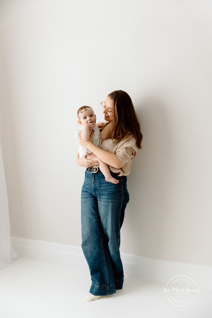 Mommy and me photoshoot. Minimalist family photos. In-studio family photos. Family photos with white floor. Séance photo mère-fille à Montréal. Photographe famille Montréal. Montreal mother-daughter photoshoot. Montreal family photographer.