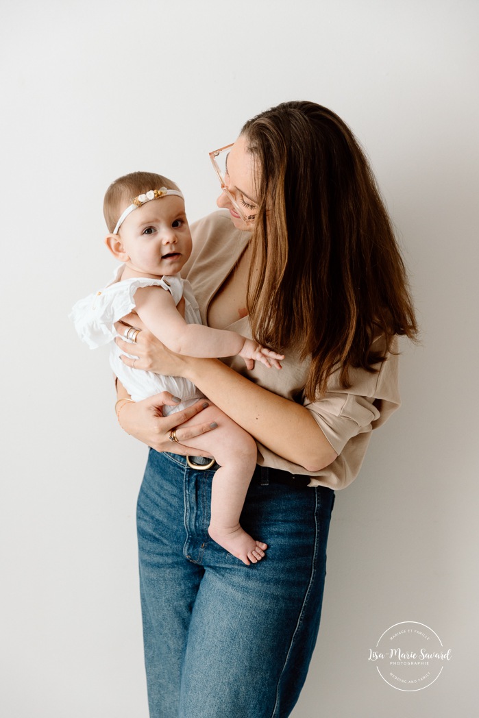 Mommy and me photoshoot. Minimalist family photos. In-studio family photos. Family photos with white floor. Séance photo mère-fille à Montréal. Photographe famille Montréal. Montreal mother-daughter photoshoot. Montreal family photographer.