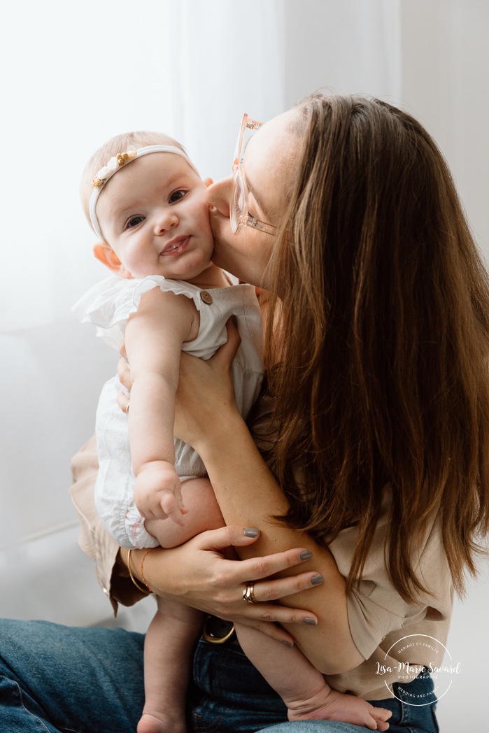 Mommy and me photoshoot. Minimalist family photos. In-studio family photos. Family photos with white floor. Séance photo mère-fille à Montréal. Photographe famille Montréal. Montreal mother-daughter photoshoot. Montreal family photographer.