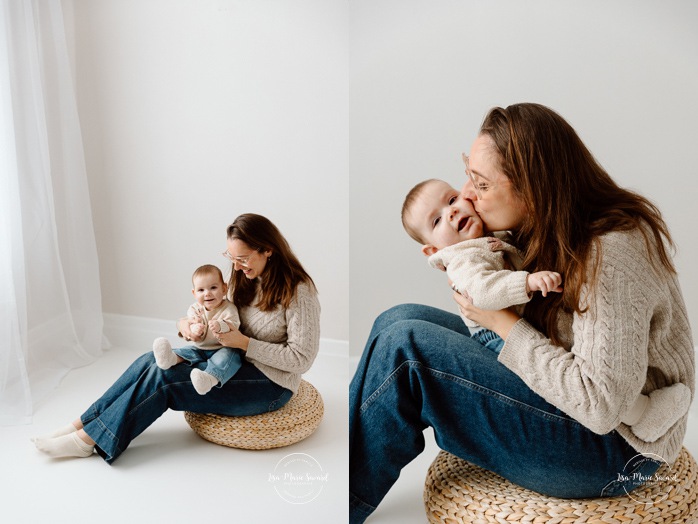 Mommy and me photoshoot. Minimalist family photos. In-studio family photos. Family photos with white floor. Séance photo mère-fille à Montréal. Photographe famille Montréal. Montreal mother-daughter photoshoot. Montreal family photographer.