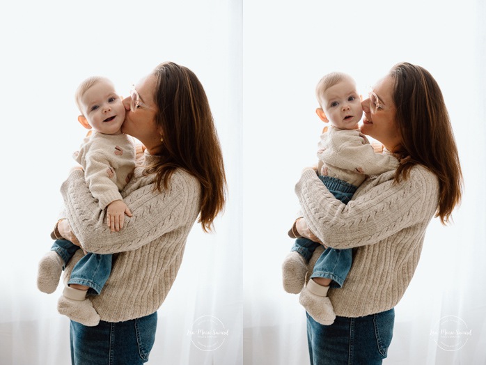 Mommy and me photoshoot. Minimalist family photos. In-studio family photos. Family photos with white floor. Séance photo mère-fille à Montréal. Photographe famille Montréal. Montreal mother-daughter photoshoot. Montreal family photographer.