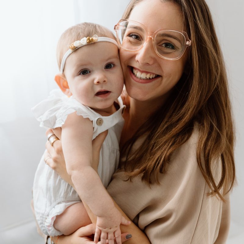 Mommy and me photoshoot. Minimalist family photos. In-studio family photos. Family photos with white floor. Séance photo mère-fille à Montréal. Photographe famille Montréal. Montreal mother-daughter photoshoot. Montreal family photographer.