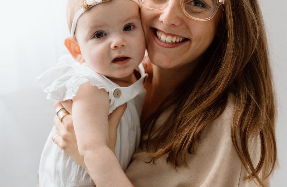 Mommy and me photoshoot. Minimalist family photos. In-studio family photos. Family photos with white floor. Séance photo mère-fille à Montréal. Photographe famille Montréal. Montreal mother-daughter photoshoot. Montreal family photographer.