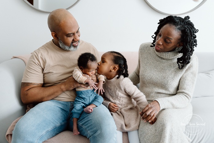 Lifestyle newborn photos. In-home newborn photos. Living room newborn photos. African American newborn photos. Photos de nouveau-né lifestyle à Montréal. Photographe bébé Montréal. Montreal lifestyle newborn photos. Montreal baby photographer.