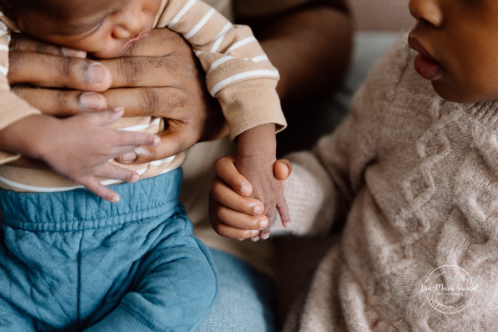 Lifestyle newborn photos. In-home newborn photos. Living room newborn photos. African American newborn photos. Photos de nouveau-né lifestyle à Montréal. Photographe bébé Montréal. Montreal lifestyle newborn photos. Montreal baby photographer.