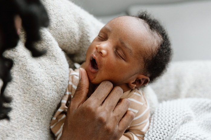 Lifestyle newborn photos. In-home newborn photos. Living room newborn photos. African American newborn photos. Photos de nouveau-né lifestyle à Montréal. Photographe bébé Montréal. Montreal lifestyle newborn photos. Montreal baby photographer.