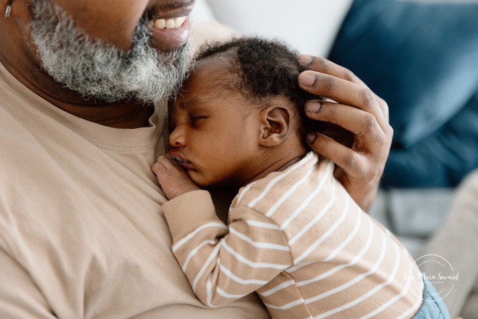 Lifestyle newborn photos. In-home newborn photos. Living room newborn photos. African American newborn photos. Photos de nouveau-né lifestyle à Montréal. Photographe bébé Montréal. Montreal lifestyle newborn photos. Montreal baby photographer.