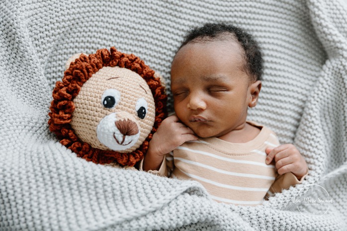 Lifestyle newborn photos. In-home newborn photos. Living room newborn photos. African American newborn photos. Photos de nouveau-né lifestyle à Montréal. Photographe bébé Montréal. Montreal lifestyle newborn photos. Montreal baby photographer.