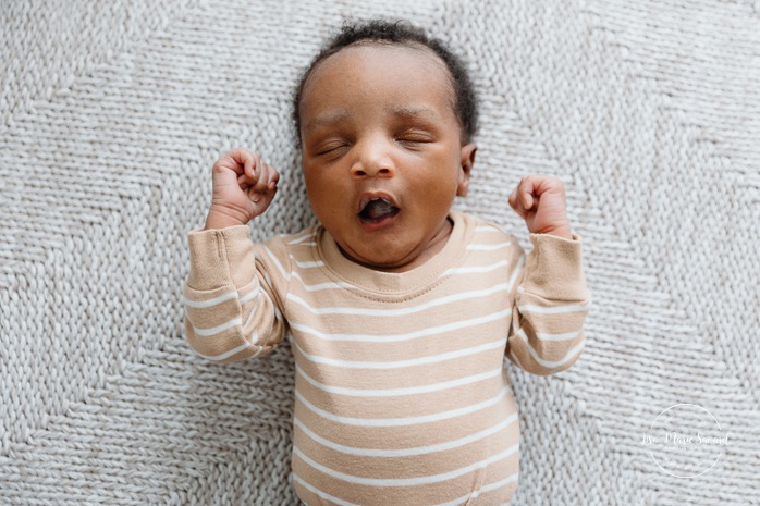 Lifestyle newborn photos. In-home newborn photos. Living room newborn photos. African American newborn photos. Photos de nouveau-né lifestyle à Montréal. Photographe bébé Montréal. Montreal lifestyle newborn photos. Montreal baby photographer.