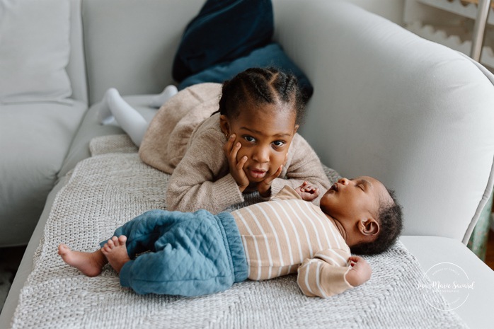 Lifestyle newborn photos. In-home newborn photos. Newborn photos with sibling. African American newborn photos. Photos de nouveau-né lifestyle à Montréal. Photographe bébé Montréal. Montreal lifestyle newborn photos. Montreal baby photographer.