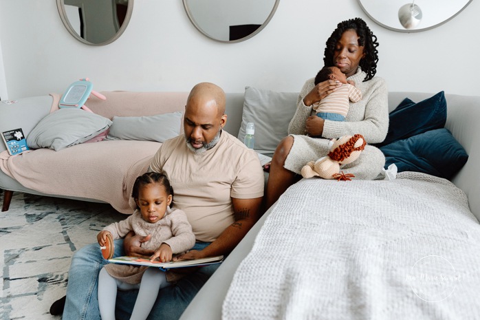Lifestyle newborn photos. In-home newborn photos. Living room newborn photos. African American newborn photos. Photos de nouveau-né lifestyle à Montréal. Photographe bébé Montréal. Montreal lifestyle newborn photos. Montreal baby photographer.