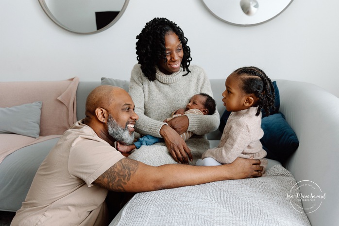 Lifestyle newborn photos. In-home newborn photos. Living room newborn photos. African American newborn photos. Photos de nouveau-né lifestyle à Montréal. Photographe bébé Montréal. Montreal lifestyle newborn photos. Montreal baby photographer.