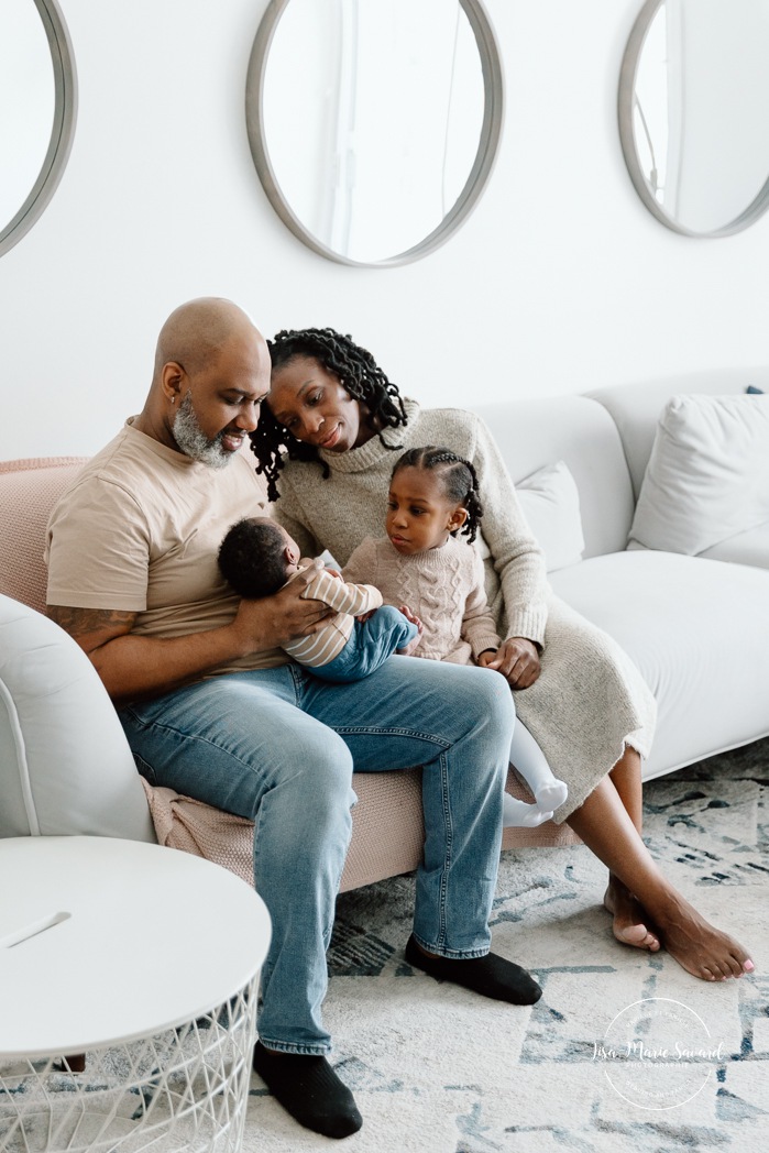 Lifestyle newborn photos. In-home newborn photos. Living room newborn photos. African American newborn photos. Photos de nouveau-né lifestyle à Montréal. Photographe bébé Montréal. Montreal lifestyle newborn photos. Montreal baby photographer.