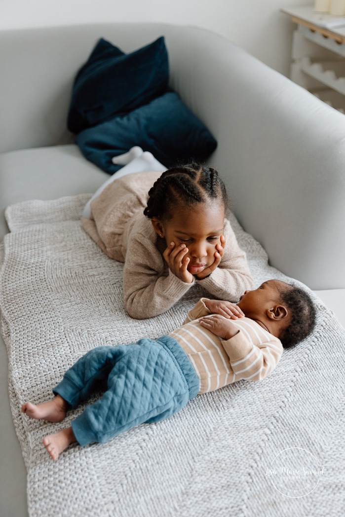 Lifestyle newborn photos. In-home newborn photos. Newborn photos with sibling. African American newborn photos. Photos de nouveau-né lifestyle à Montréal. Photographe bébé Montréal. Montreal lifestyle newborn photos. Montreal baby photographer.