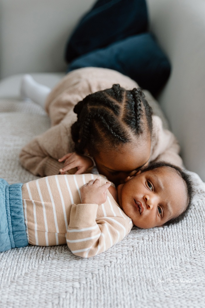 Lifestyle newborn photos. In-home newborn photos. Newborn photos with sibling. African American newborn photos. Photos de nouveau-né lifestyle à Montréal. Photographe bébé Montréal. Montreal lifestyle newborn photos. Montreal baby photographer.