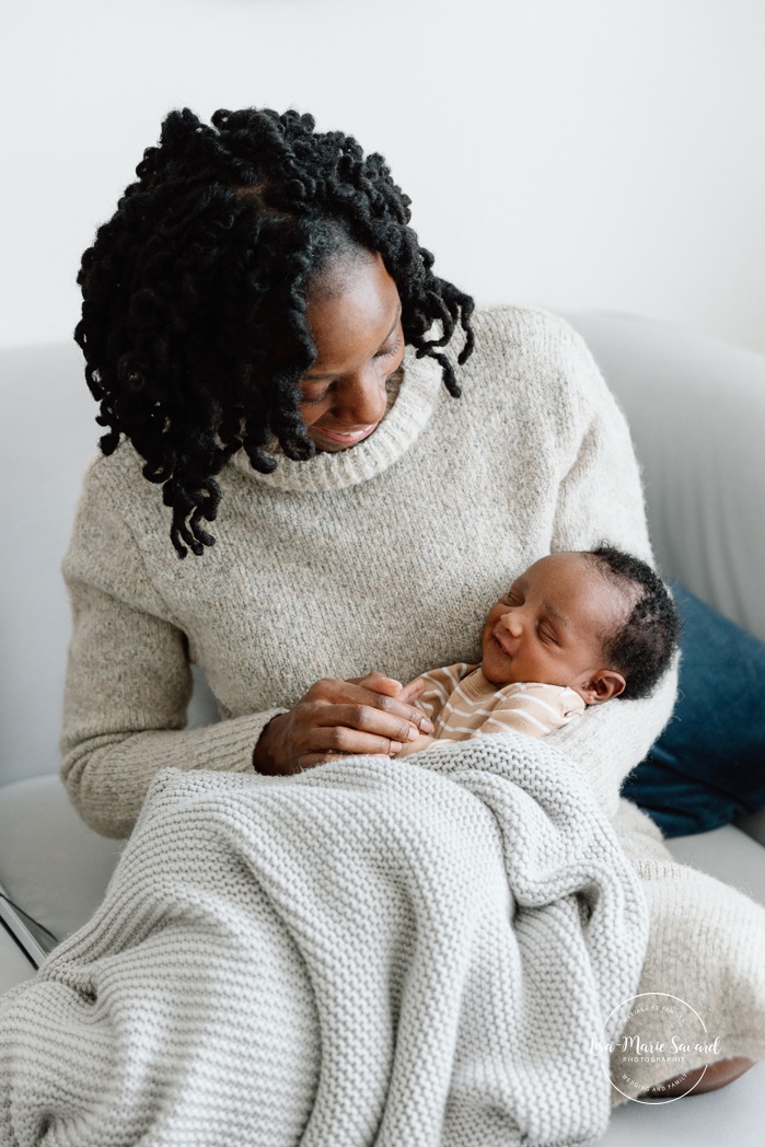 Lifestyle newborn photos. In-home newborn photos. Living room newborn photos. African American newborn photos. Photos de nouveau-né lifestyle à Montréal. Photographe bébé Montréal. Montreal lifestyle newborn photos. Montreal baby photographer.