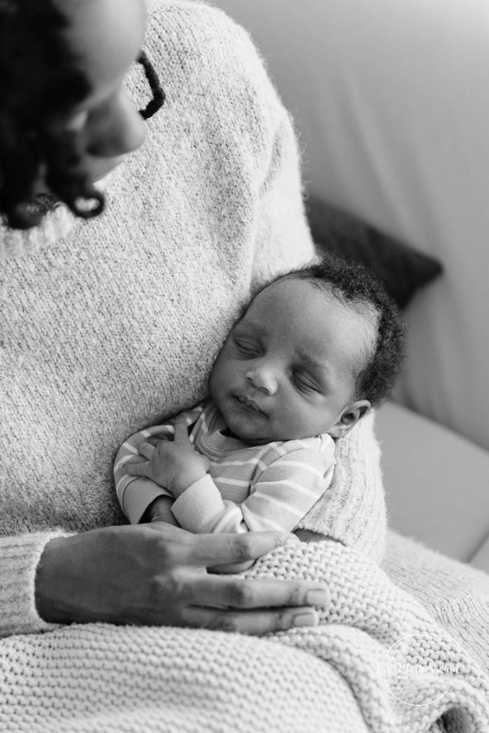 Lifestyle newborn photos. In-home newborn photos. Living room newborn photos. African American newborn photos. Photos de nouveau-né lifestyle à Montréal. Photographe bébé Montréal. Montreal lifestyle newborn photos. Montreal baby photographer.