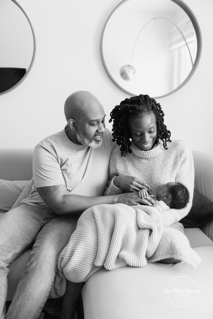 Lifestyle newborn photos. In-home newborn photos. Living room newborn photos. African American newborn photos. Photos de nouveau-né lifestyle à Montréal. Photographe bébé Montréal. Montreal lifestyle newborn photos. Montreal baby photographer.