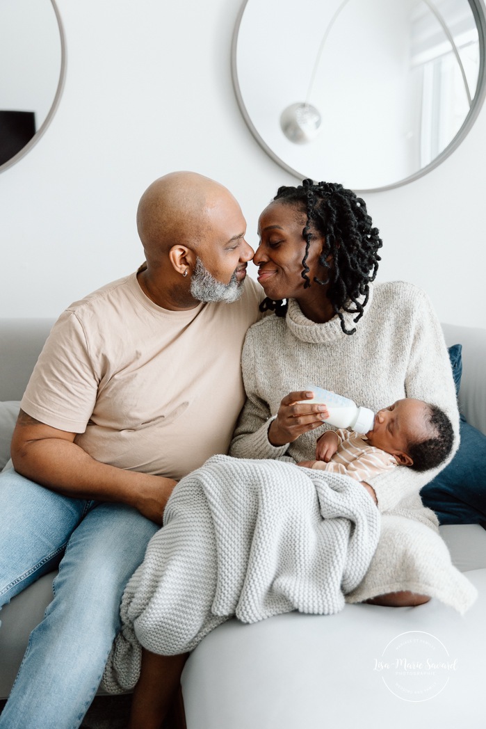 Lifestyle newborn photos. In-home newborn photos. Living room newborn photos. African American newborn photos. Photos de nouveau-né lifestyle à Montréal. Photographe bébé Montréal. Montreal lifestyle newborn photos. Montreal baby photographer.