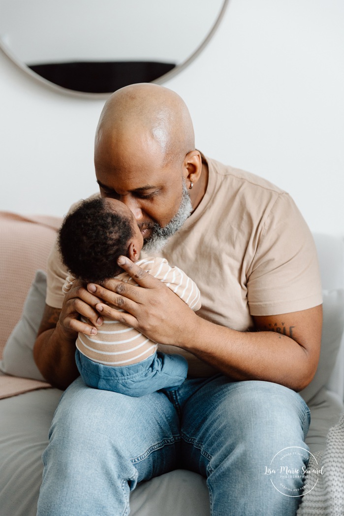 Lifestyle newborn photos. In-home newborn photos. Living room newborn photos. African American newborn photos. Photos de nouveau-né lifestyle à Montréal. Photographe bébé Montréal. Montreal lifestyle newborn photos. Montreal baby photographer.