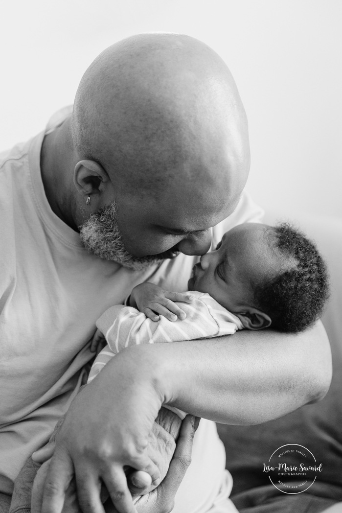 Lifestyle newborn photos. In-home newborn photos. Living room newborn photos. African American newborn photos. Photos de nouveau-né lifestyle à Montréal. Photographe bébé Montréal. Montreal lifestyle newborn photos. Montreal baby photographer.
