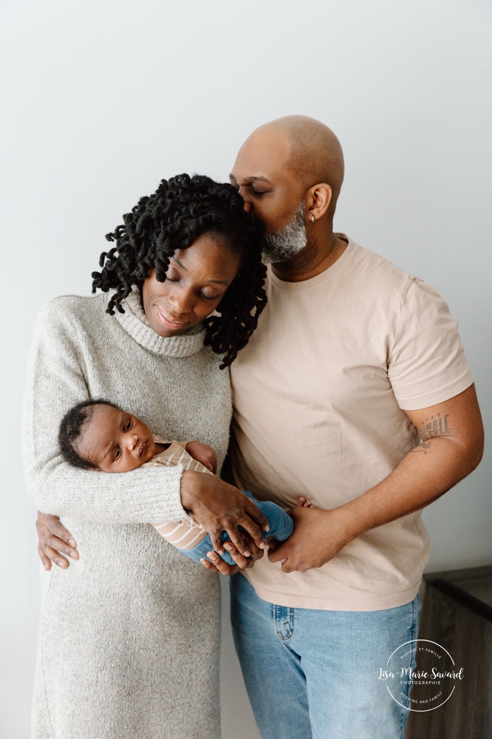 Lifestyle newborn photos. In-home newborn photos. Living room newborn photos. African American newborn photos. Photos de nouveau-né lifestyle à Montréal. Photographe bébé Montréal. Montreal lifestyle newborn photos. Montreal baby photographer.