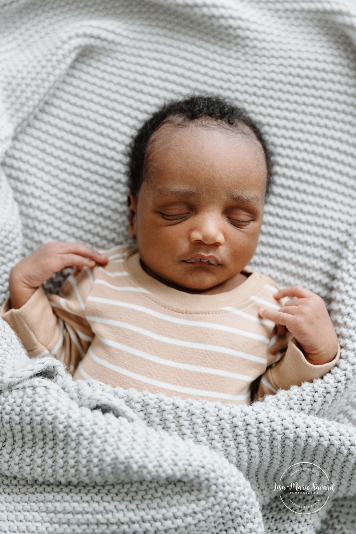 Lifestyle newborn photos. In-home newborn photos. Living room newborn photos. African American newborn photos. Photos de nouveau-né lifestyle à Montréal. Photographe bébé Montréal. Montreal lifestyle newborn photos. Montreal baby photographer.