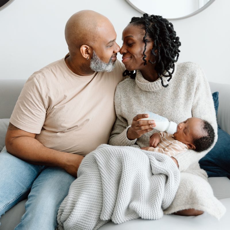 Lifestyle newborn photos. In-home newborn photos. Living room newborn photos. African American newborn photos. Photos de nouveau-né lifestyle à Montréal. Photographe bébé Montréal. Montreal lifestyle newborn photos. Montreal baby photographer.