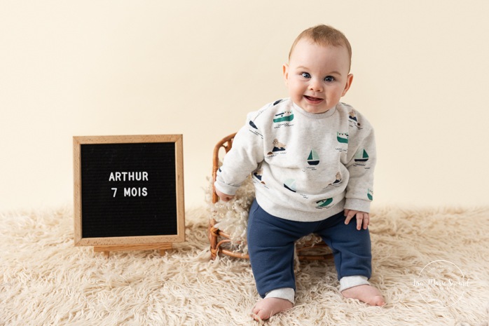 Minimalist milestone photos. Sitter photos ideas. Simple baby boy half birthday photos. Séance milestone pour bébé à Montréal. Séance photo milestone à Montréal. Photographe bébé Montréal. Montreal milestone baby photoshoot. Montreal sitter session. Montreal baby photographer.